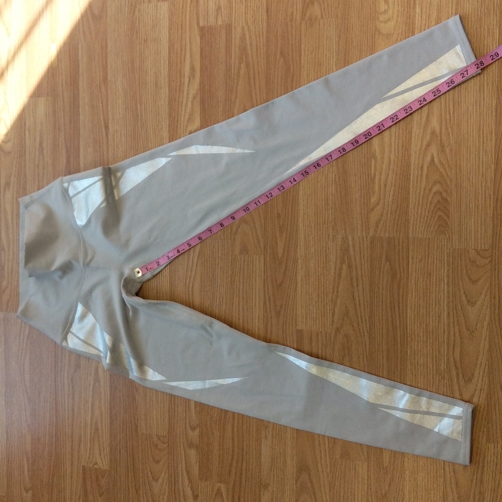 Alo Airbrush Leggings Dove Grey with Silver Facet Size Small - Picture 7 of 13